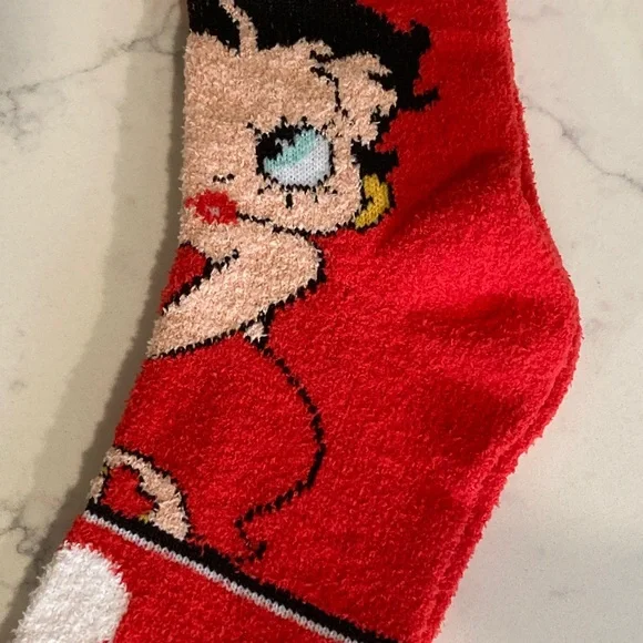 Betty Boop Fuzzy Cozy Red Hearts Graphic Crew Socks Adult Shoe Size 5-10 - Picture 3 of 4